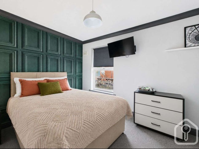 Ensuite Room W/ Parking** Main Photo