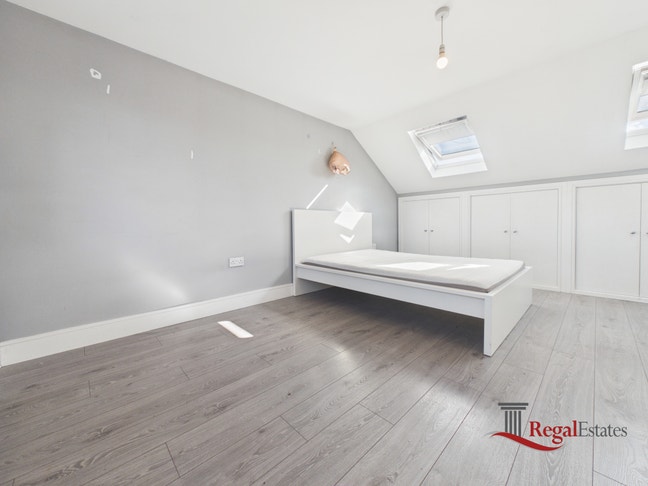 Ensuite Loft Room to Rent Near Queensbury Station Main Photo