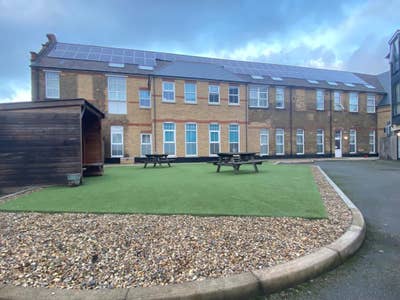En-suite room available in flatshare with 2 others Main Photo