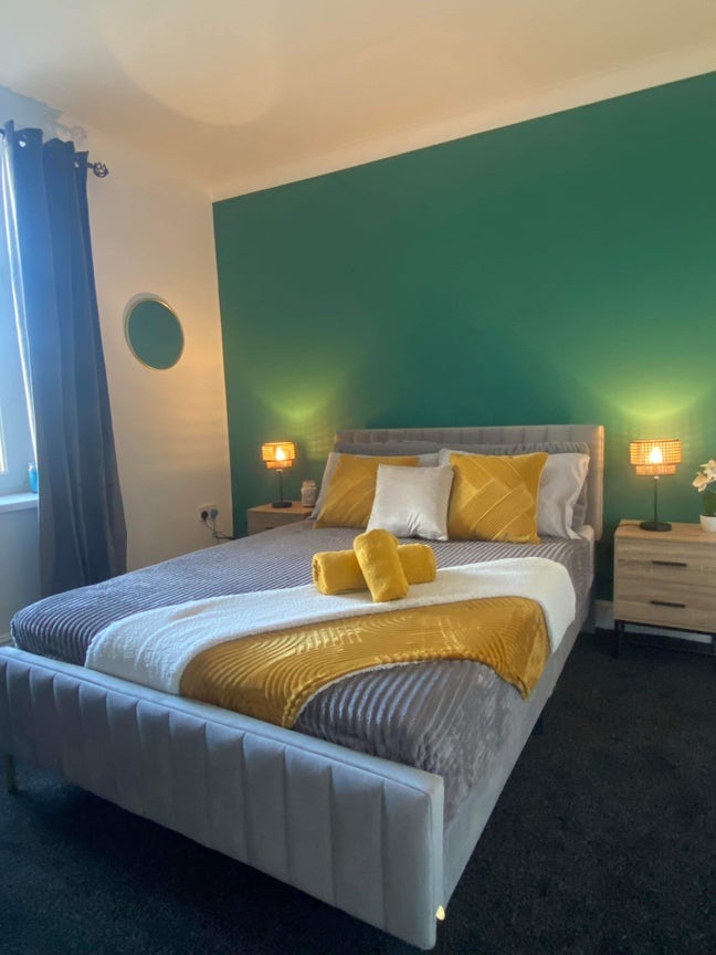 Lange modern En-suite DB bedroom  Main Photo