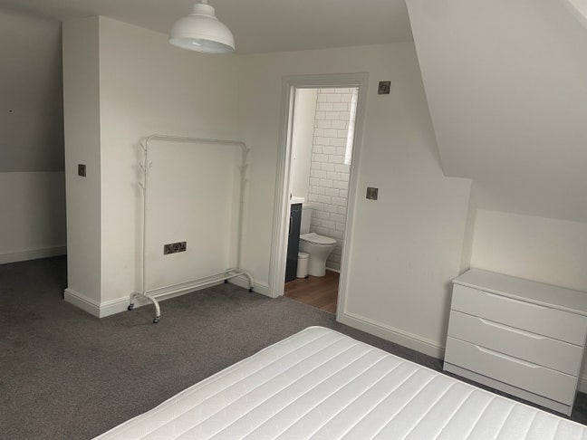 One very large double room/en-suite available  Main Photo