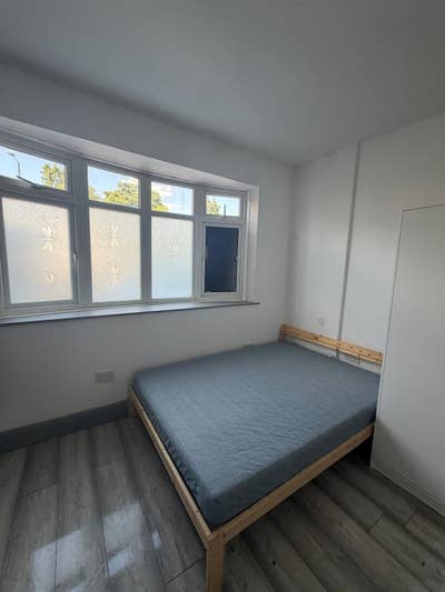 Studio Flat to Rent in Berkshire, Slough SL15PR Main Photo