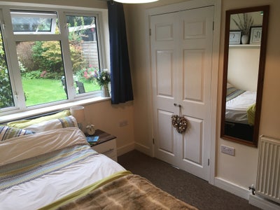 Spacious double room 👍 Woking with sunny garden Main Photo