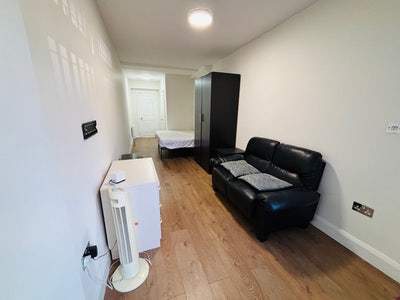 Extra Large Bedroom with en-suite  Main Photo