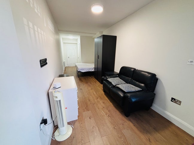 Extra Large Bedroom with en-suite  Main Photo