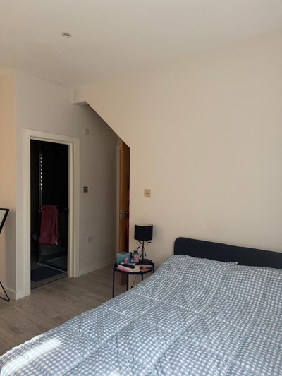 Large Double Room in lovely 2 Bed Flat! Main Photo