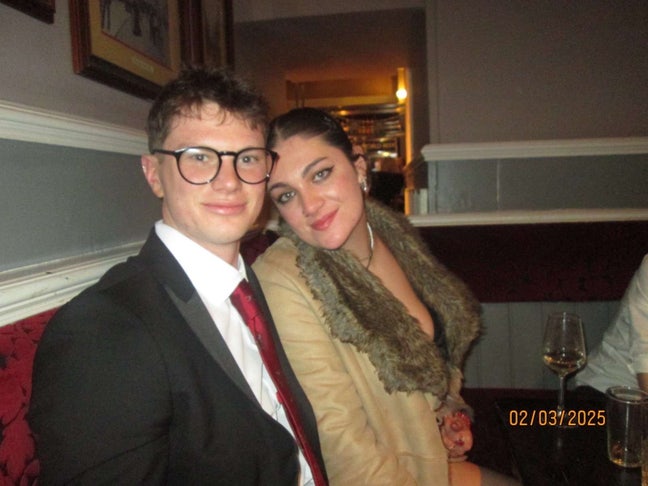 Room for full time working 22 y/o couple Main Photo