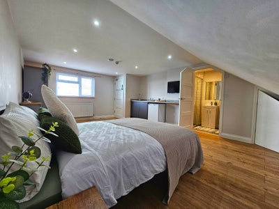 Top Floor Double with Ensuite & Kitchenette Main Photo
