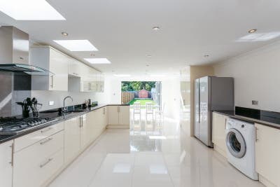 🥣🥡 Very modern home, huge kitchen/ living area🥣 Main Photo