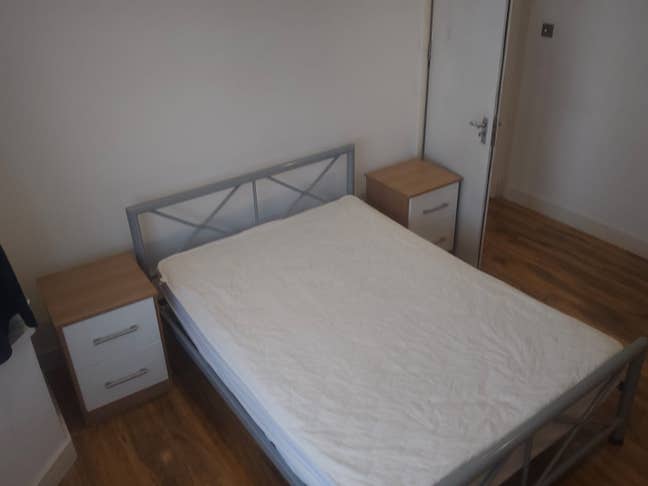Modern Double Room, 3 min walk to Station. Main Photo