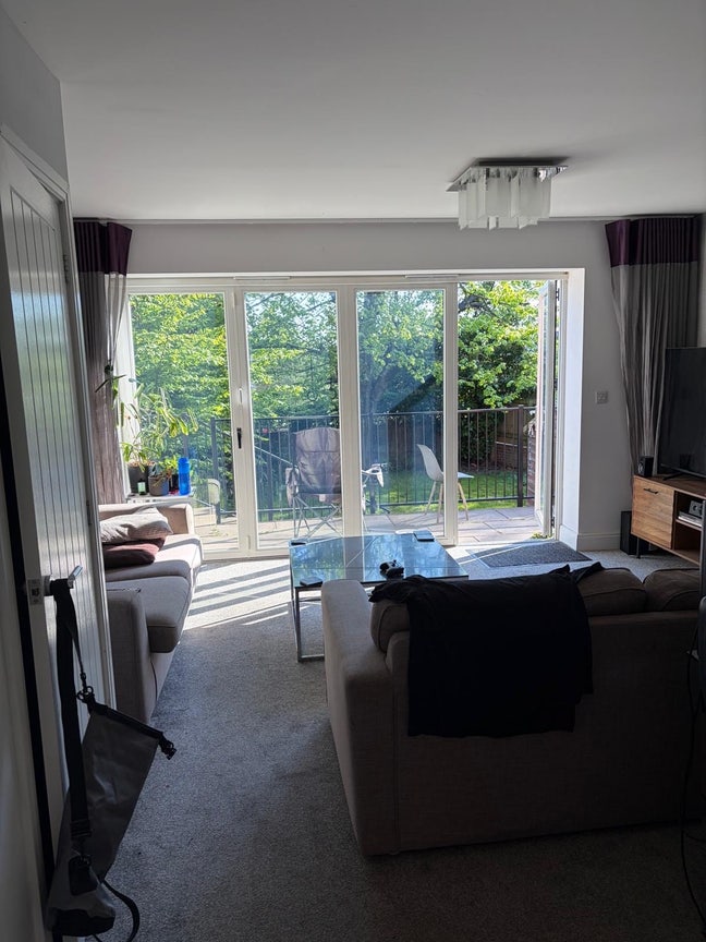 Spacious Double Room in Friendly, Modern Home. Main Photo