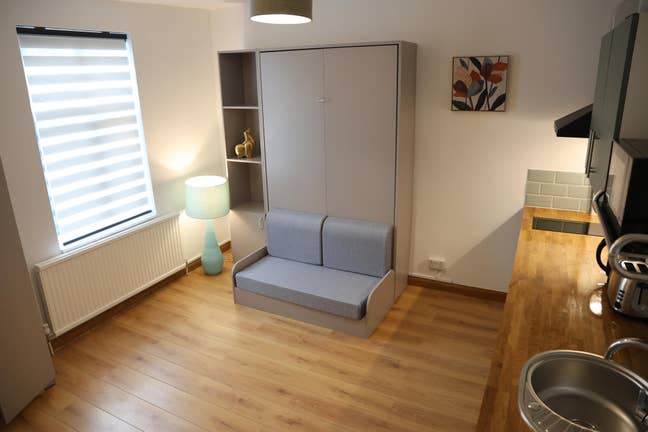 Spacious Studio with Murphy Bed | All Bills inc Main Photo