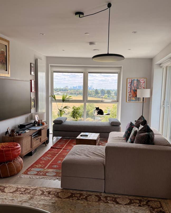 Spacious Room in a chef’s flat  Main Photo