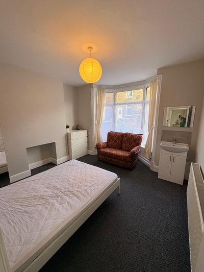 Room in Clean, Quiet & Modern House, Wombwell Main Photo