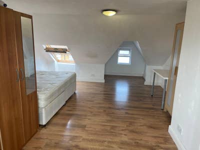 Double Bedroom with En-Suite Available – Leyton  Main Photo