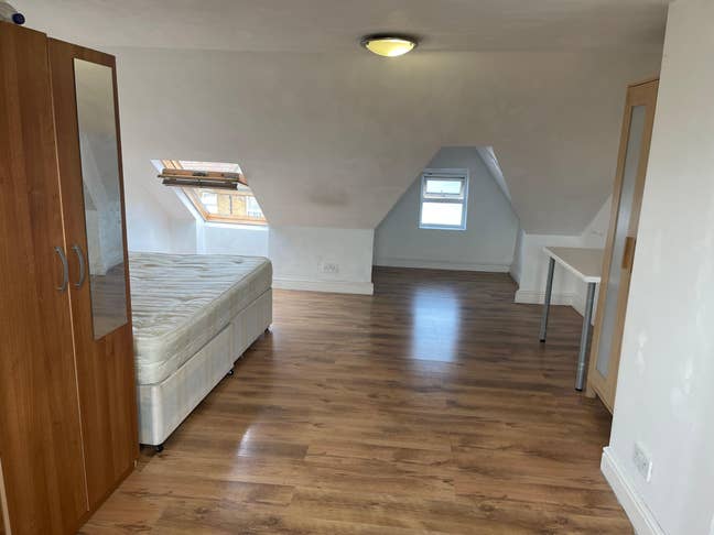 Double Bedroom with En-Suite Available – Leyton  Main Photo