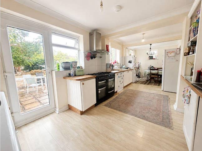 Rooms available | Bills Incl. near Town & Hosp Main Photo