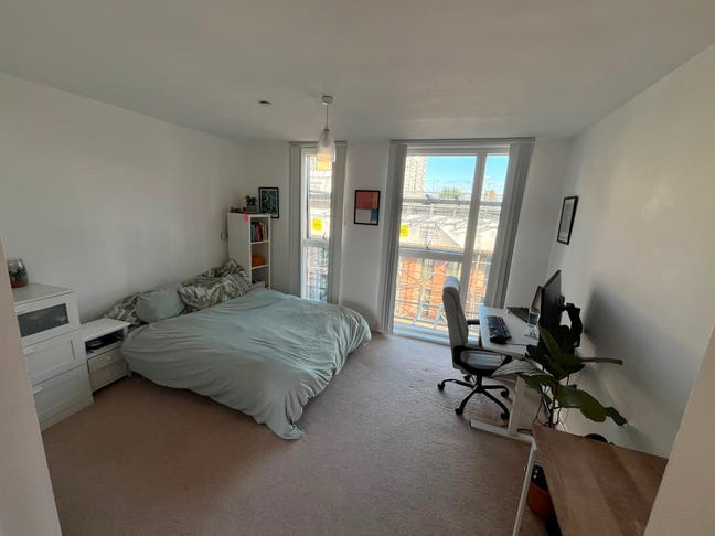Bright room available in friendly house share!  Main Photo