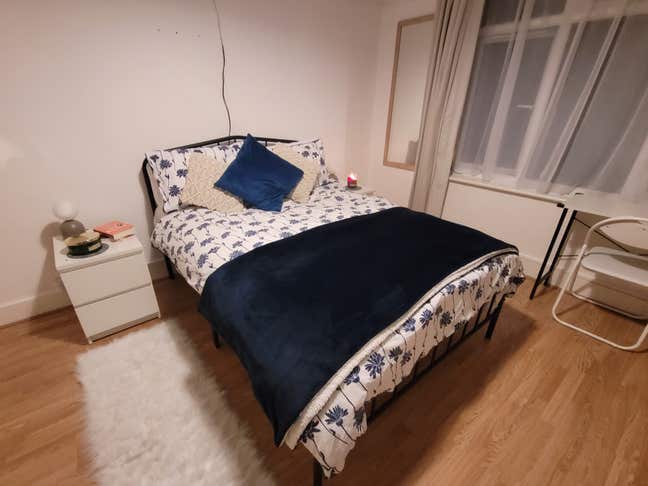 Large double room to rent Main Photo