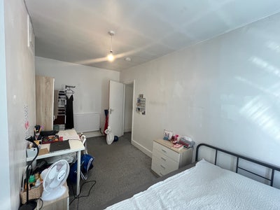 Spacious double bedroom on Harrow road/Peddington Main Photo
