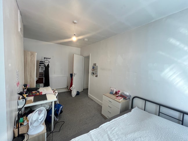 Spacious double bedroom on Harrow road/Peddington Main Photo