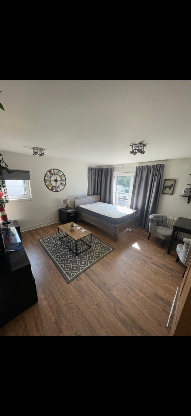Double room in modern apartment - pop Trinity area Main Photo