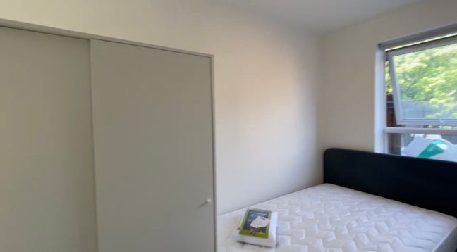Refurbished en-suite, gated & managed-single only Main Photo