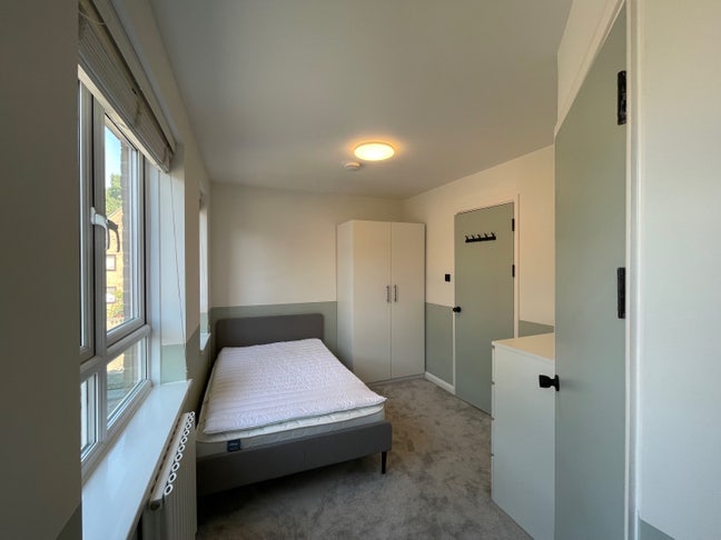 Refurbished en-suite, gated & managed-single only Main Photo