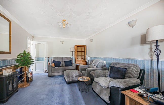Two Bedroom Semi-Detached Bungalow in Reading Main Photo