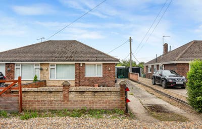 Two Bedroom Semi-Detached Bungalow in Reading Main Photo
