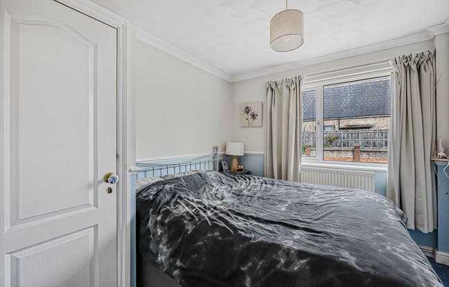 Two Bedroom Semi-Detached Bungalow in Reading Main Photo