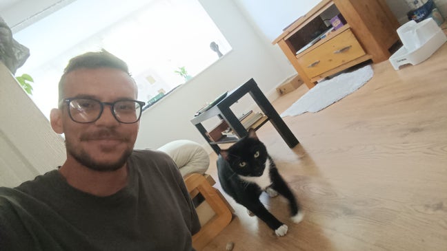Hello I'm trying to find 1 person to share a ... Main Photo