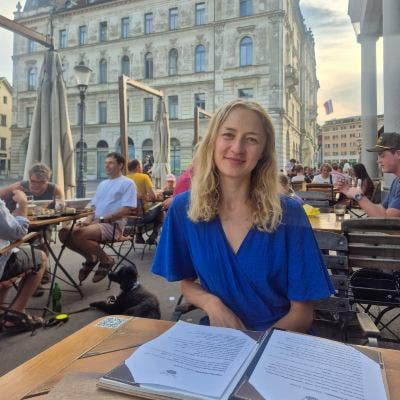 30 year old female looking for a room Main Photo