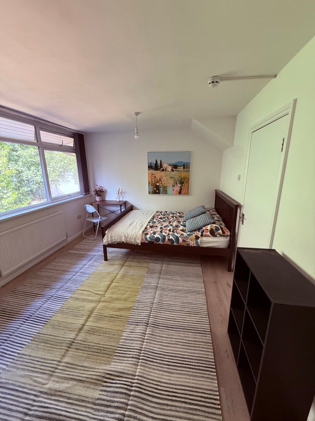 Large En-Suite double room newly refurbished . Main Photo