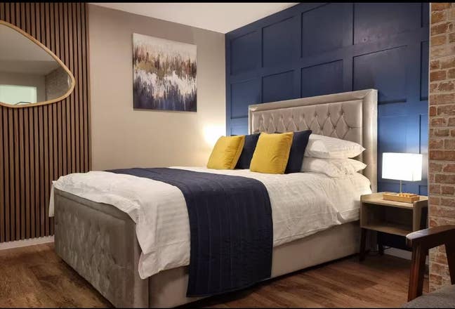 Ground-floor studio in town centre with parking. Main Photo
