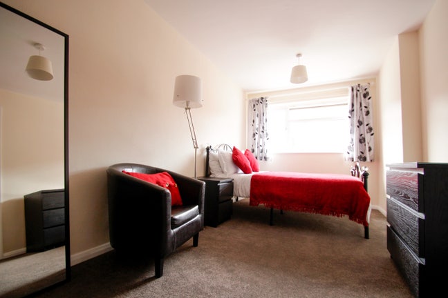 Spacious Room Available Near High Brooms Station  Main Photo