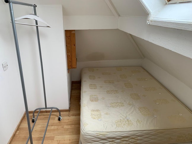 Attic Room 10' to Westfield Shopping Center Main Photo