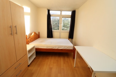 E1/Just Next to the City/Queen Mary's Uni-Double R Main Photo