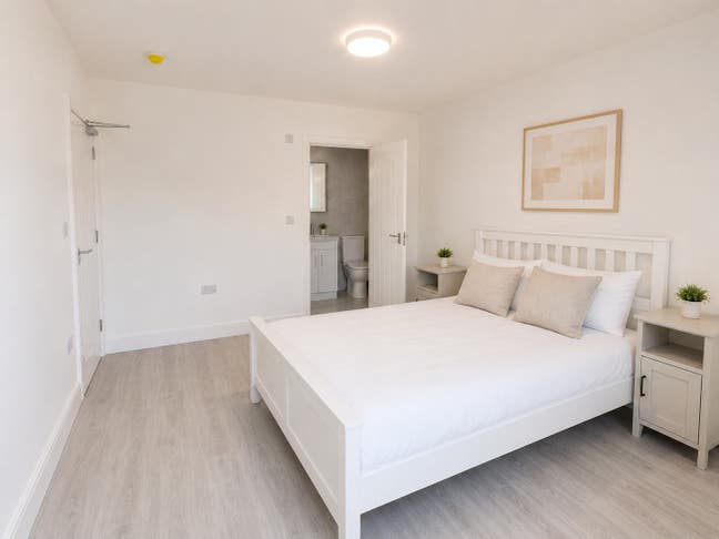 Beautiful Home with Excellent Transport Links! Main Photo