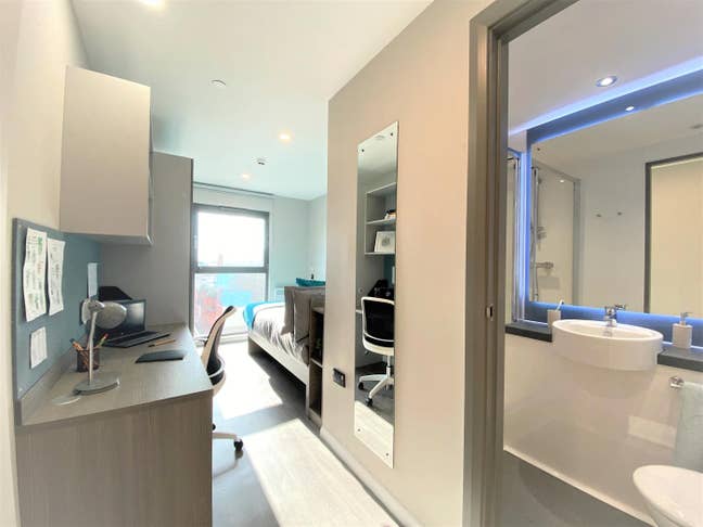 Ensuite Room at Student Roost Little Patrick Stree Main Photo