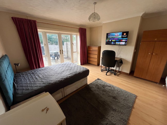 Town centre room Bridgend  Main Photo