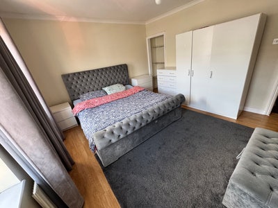     Spacious King Room | Quiet Home | Sutton SM1  Main Photo