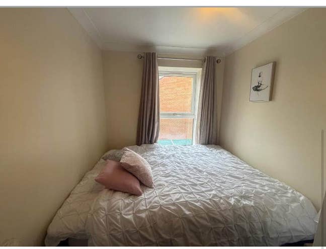 Double room available in E16 Main Photo