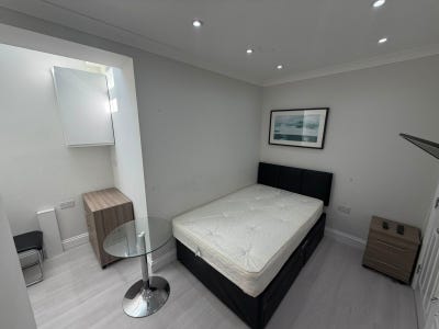 DSS - Studio Flat Available in Chigwell IG6 Main Photo