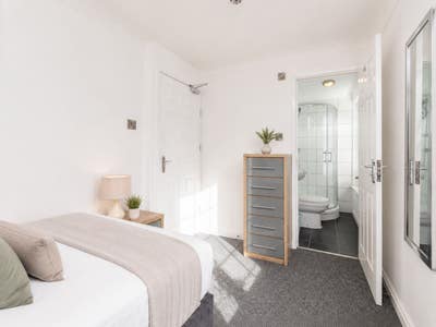Stylish En-Suite Room in a Prime Town Centre  Main Photo