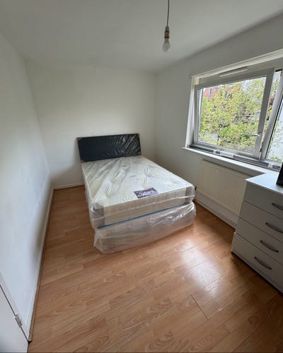 🛏️ Double Room – Bow E3 – Available Now Main Photo
