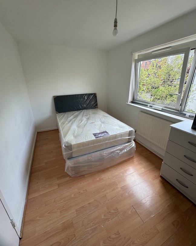 🛏️ Double Room – Bow E3 – Available Now Main Photo