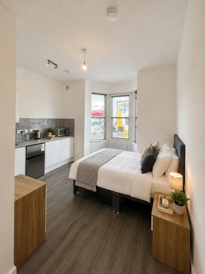  Private En-Suite Room with Kitchenette | Bills In Main Photo