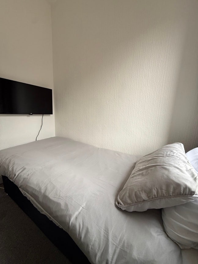 Newly Refurbished Double Room – 5 Mins to BAE  Main Photo