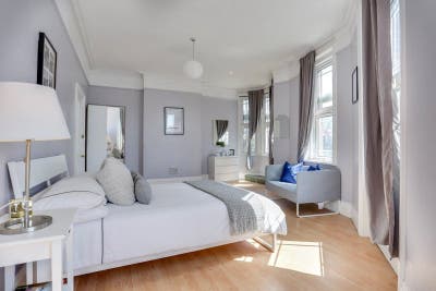 Large double room/ 3 mins to West Ealing station Main Photo